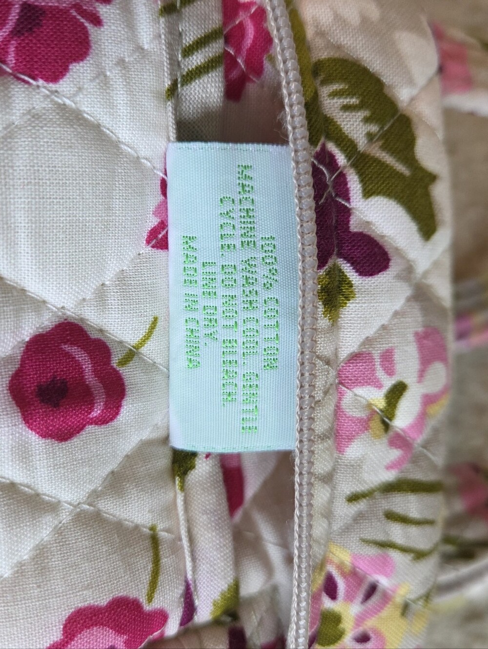 Vera Bradley 100 bag in the pattern "make me blush - Picture 10 of 10
